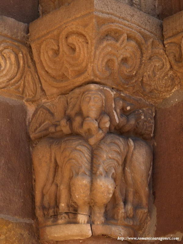 CAPITEL DE LA PORTADA SUR: LEONES FIEROS Y PERSONA DESPEDAZADA